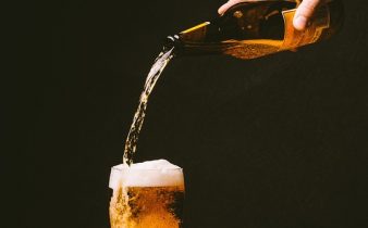 ¿Cómo es mejor tomar una cerveza: en botella, de barril o lata? - Sweetter