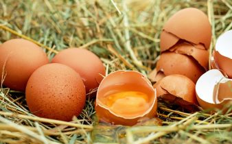 Estos son los riesgos de consumir huevos crudos - Sweetter